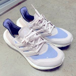 Adidas woman size 9 good condition asking 50$ obo